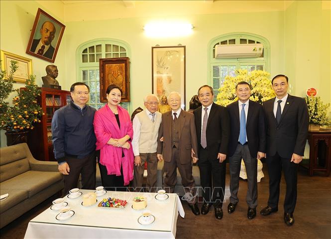 Tổng Bí thư Nguyễn Phú Trọng thắp hương tưởng niệm các đồng chí cố Tổng Bí thư của Đảng