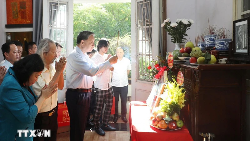 Tổng Bí thư, Chủ tịch nước Tô Lâm tri ân cố nhạc sĩ Văn Cao và cố họa sĩ Bùi Trang Chước