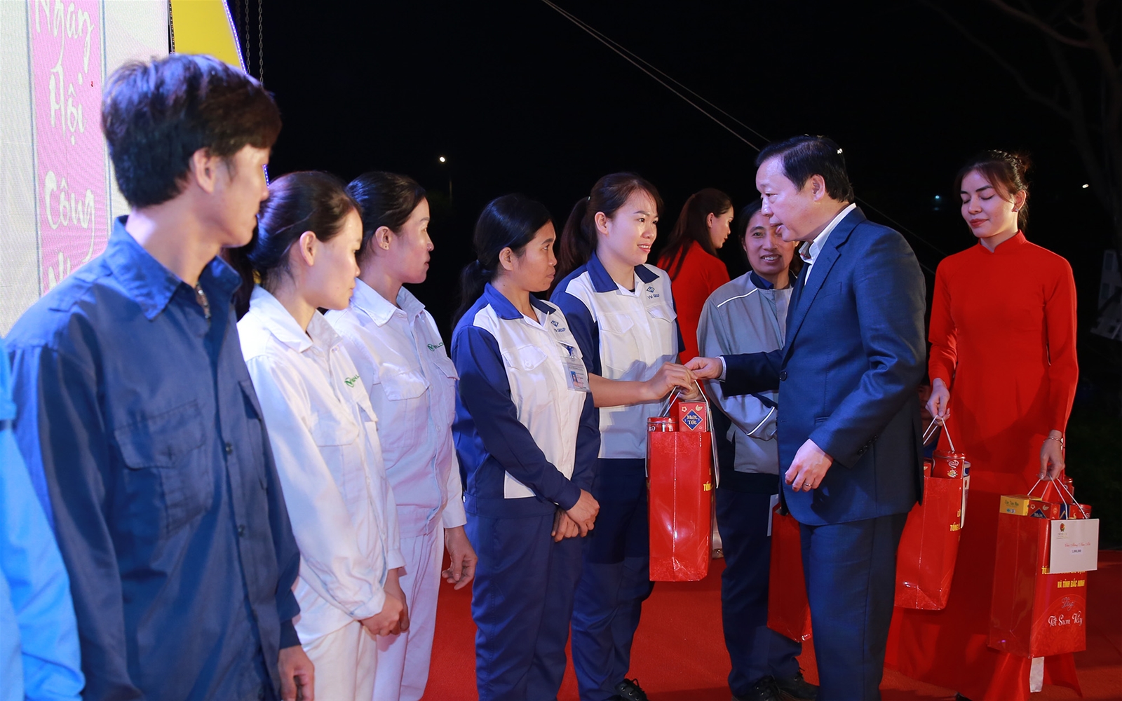 Tiếp tục quan tâm, cải thiện, nâng cao đời sống người lao động, công nhân