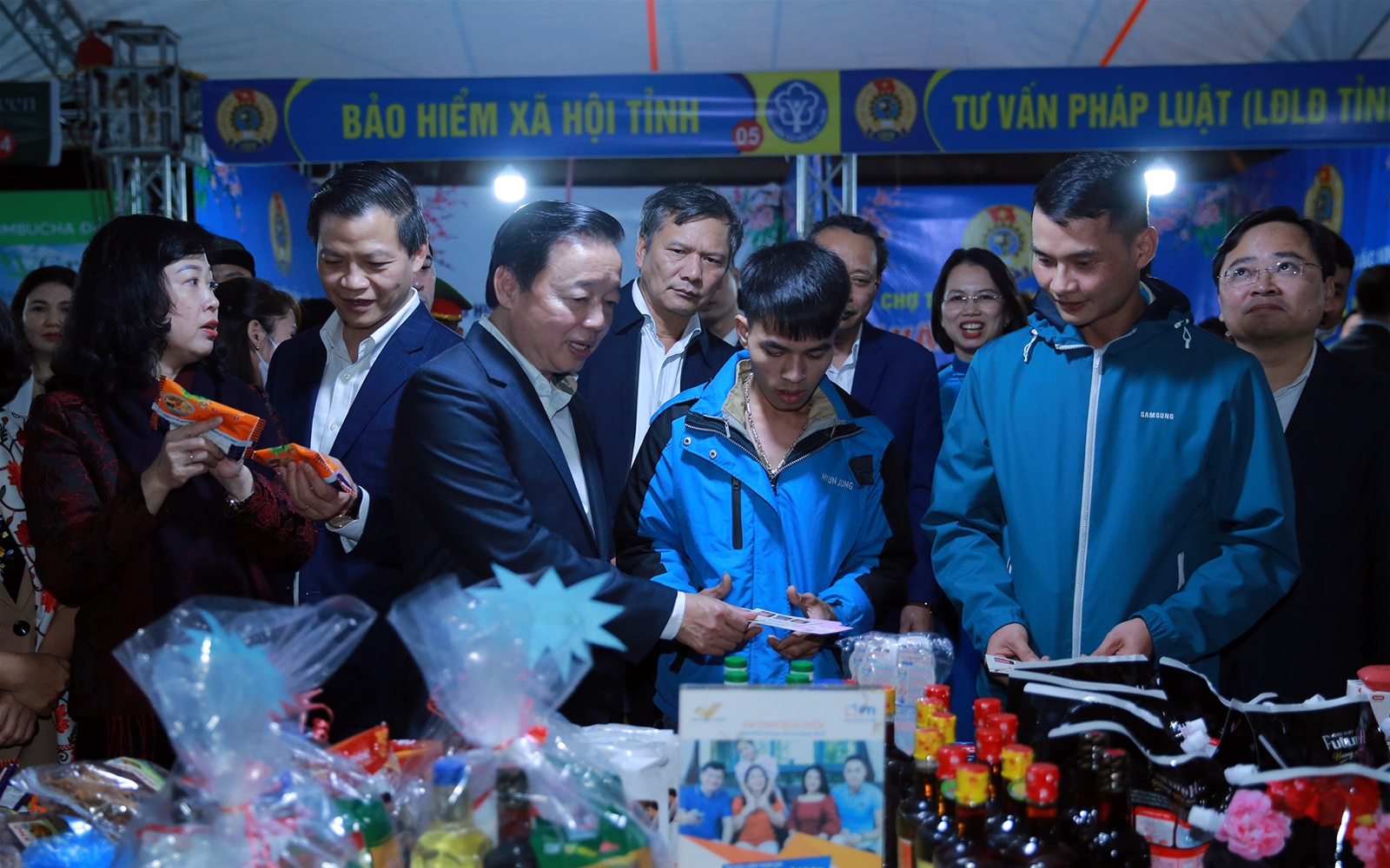 Tiếp tục quan tâm, cải thiện, nâng cao đời sống người lao động, công nhân