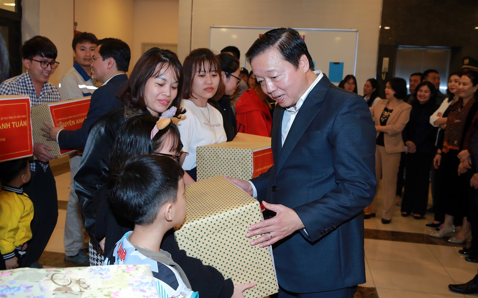 Tiếp tục quan tâm, cải thiện, nâng cao đời sống người lao động, công nhân