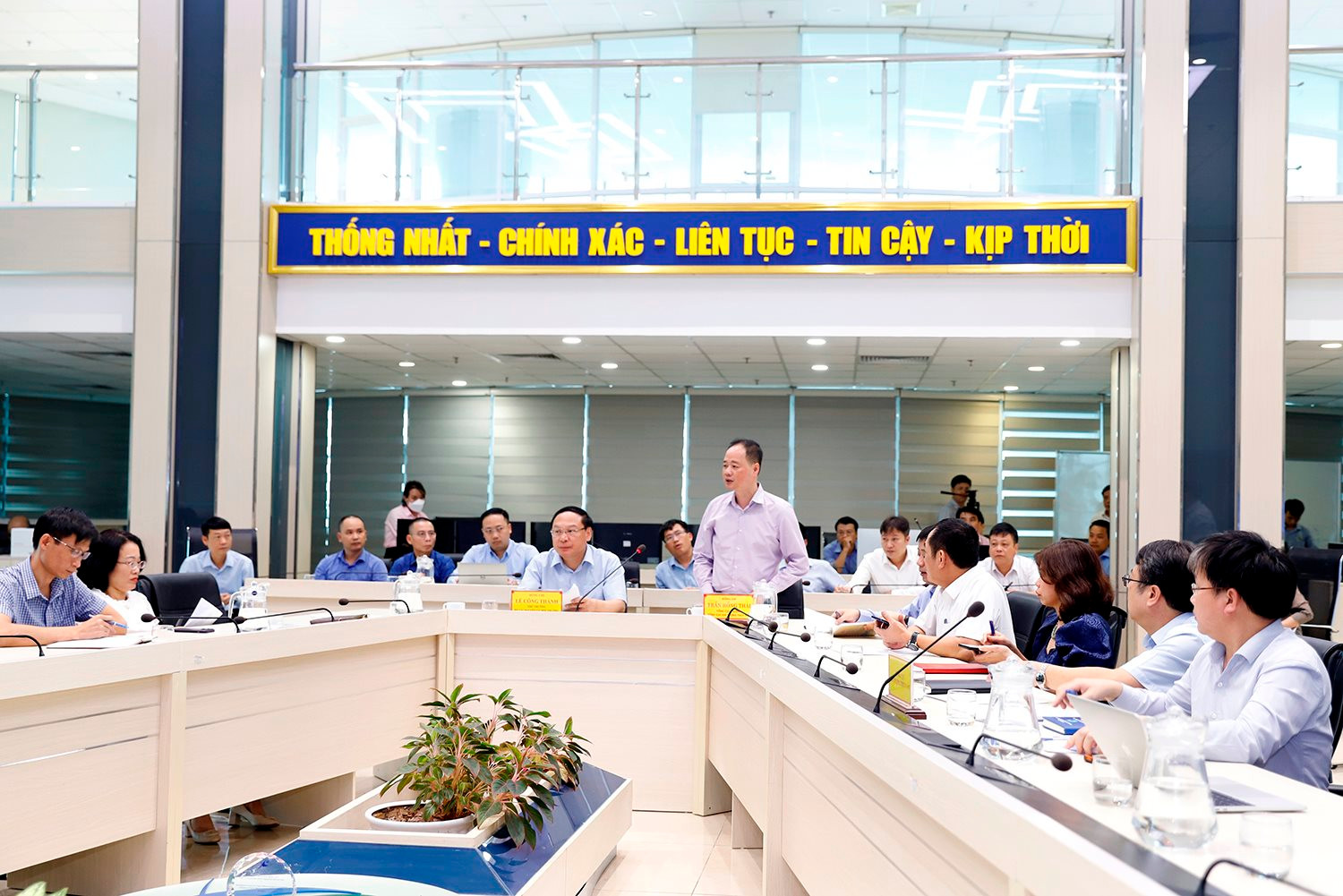 Thứ trưởng Bộ TN&MT Lê Công Thành chủ trì cuộc họp về dự báo Bão số 1