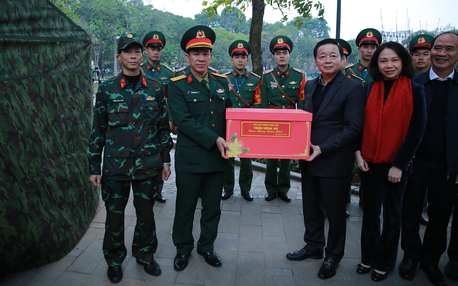 Phó Thủ tướng Trần Hồng Hà thăm, chúc Tết một số đơn vị ở Hà Nội