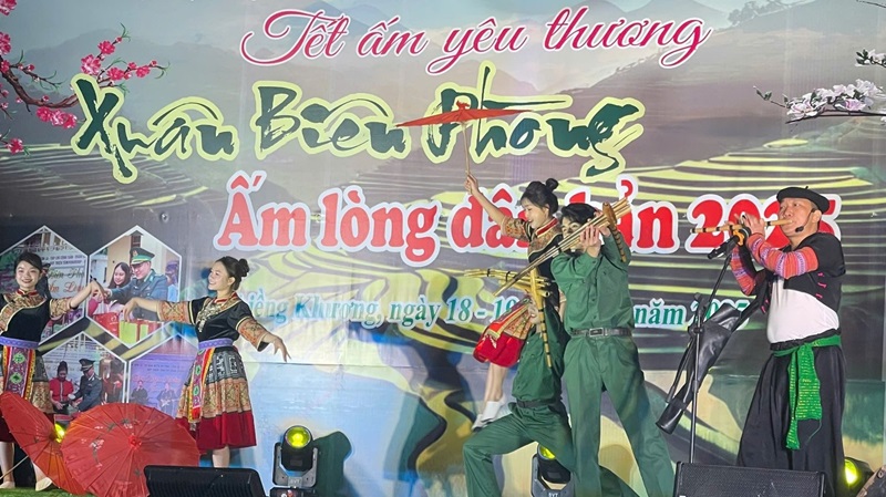 Mang Tết đến vùng biên
