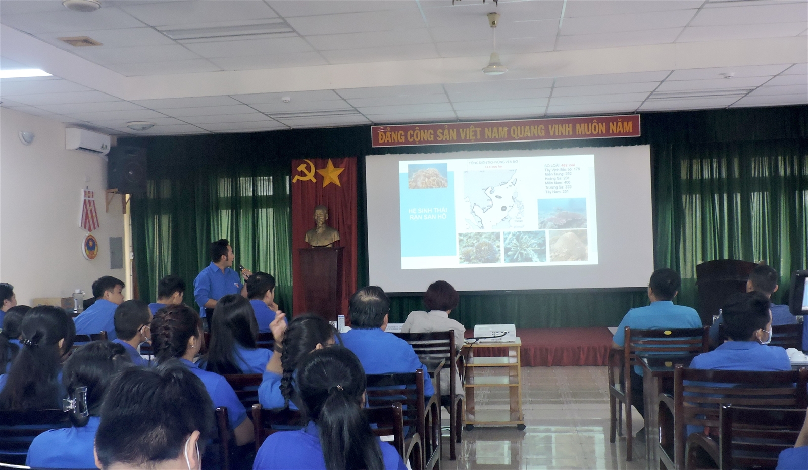Thanh niên làm “vườn hoa tái chế” để tuyên truyền chống rác thải nhựa