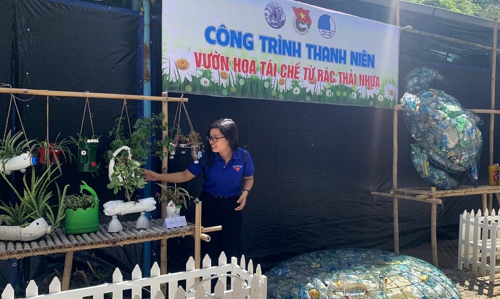 Thanh niên làm “vườn hoa tái chế” để tuyên truyền chống rác thải nhựa