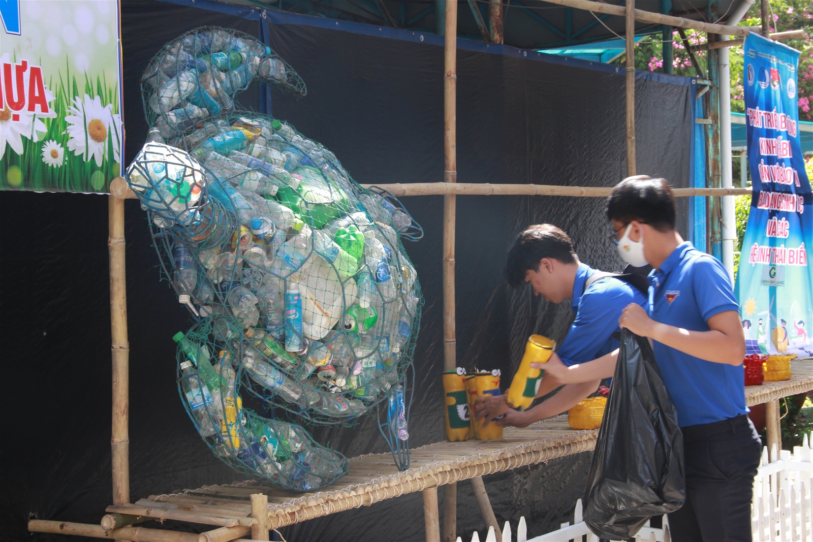 Thanh niên làm “vườn hoa tái chế” để tuyên truyền chống rác thải nhựa