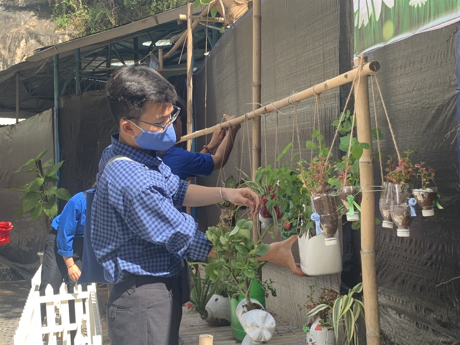 Thanh niên làm “vườn hoa tái chế” để tuyên truyền chống rác thải nhựa
