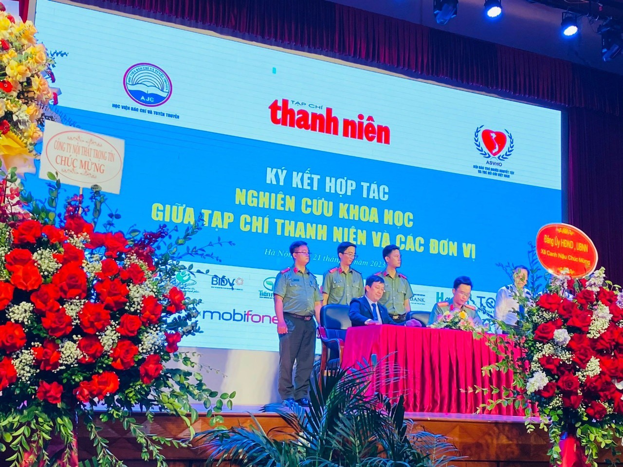 Trao giải cuộc thi viết 'Vượt lên số phận' lần VI và kỷ niệm 61 năm thành lập Tạp chí Thanh niên
