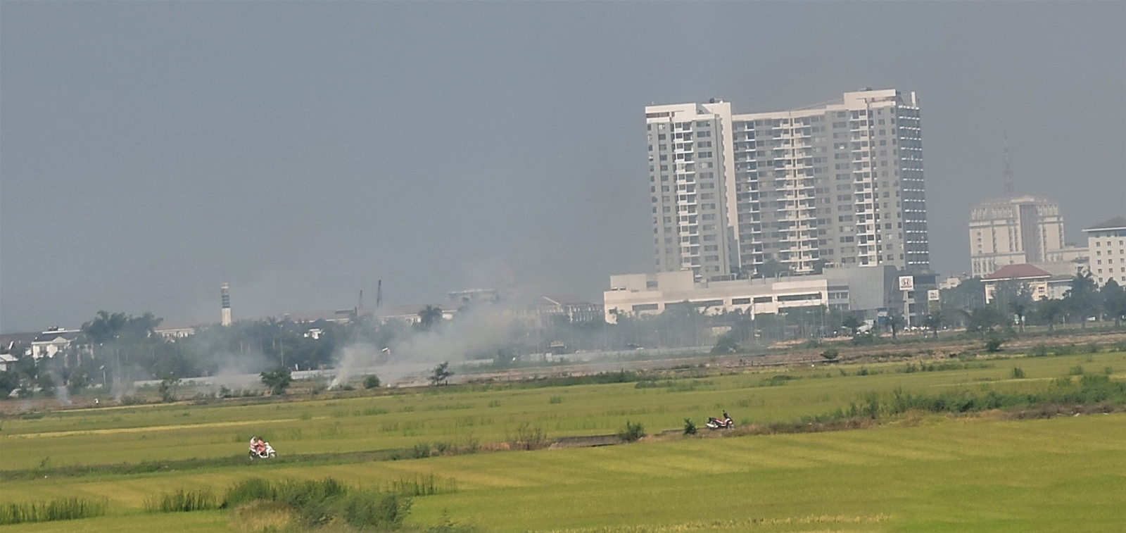 Thừa Thiên Huế: Nhiều khó khăn trong việc hạn chế người dân đốt rơm rạ sau thu hoạch lúa