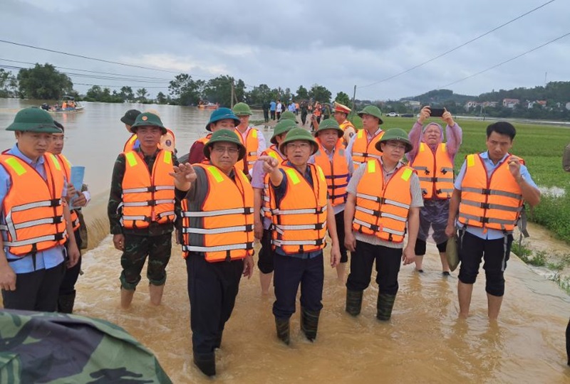Thủ tướng về xã bị cô lập của Bắc Giang, kiểm tra công tác ứng phó mưa lũ