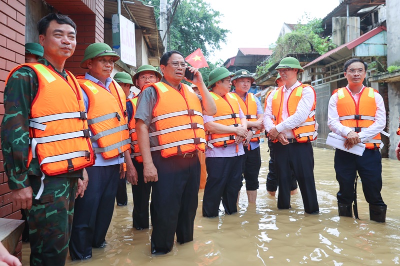 Thủ tướng về xã bị cô lập của Bắc Giang, kiểm tra công tác ứng phó mưa lũ