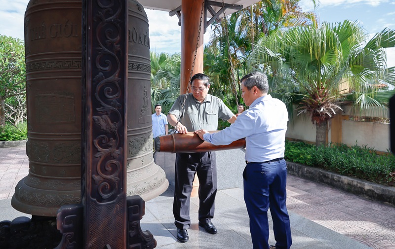 Thủ tướng dâng hương, viếng Đại tướng Võ Nguyên Giáp và các anh hùng, liệt sĩ