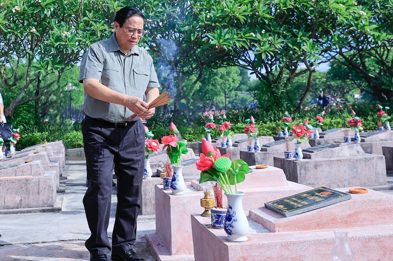 Thủ tướng dâng hương, viếng Đại tướng Võ Nguyên Giáp và các anh hùng, liệt sĩ