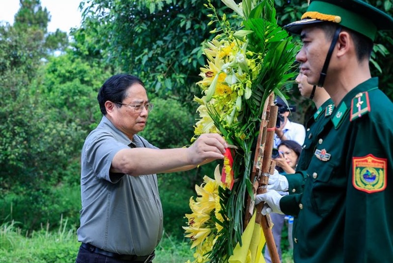 Thủ tướng dâng hương, viếng Đại tướng Võ Nguyên Giáp và các anh hùng, liệt sĩ