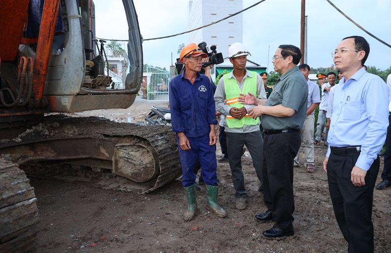 Thủ tướng khảo sát dự án cao tốc Châu Đốc-Cần Thơ-Sóc Trăng và công tác ứng phó sạt lở tại Cần Thơ
