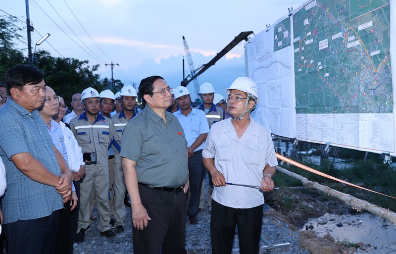 Thủ tướng khảo sát dự án cao tốc Châu Đốc-Cần Thơ-Sóc Trăng và công tác ứng phó sạt lở tại Cần Thơ