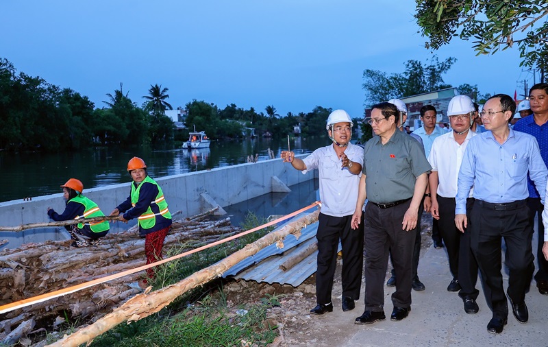 Thủ tướng khảo sát dự án cao tốc Châu Đốc-Cần Thơ-Sóc Trăng và công tác ứng phó sạt lở tại Cần Thơ