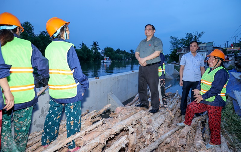 Thủ tướng khảo sát dự án cao tốc Châu Đốc-Cần Thơ-Sóc Trăng và công tác ứng phó sạt lở tại Cần Thơ