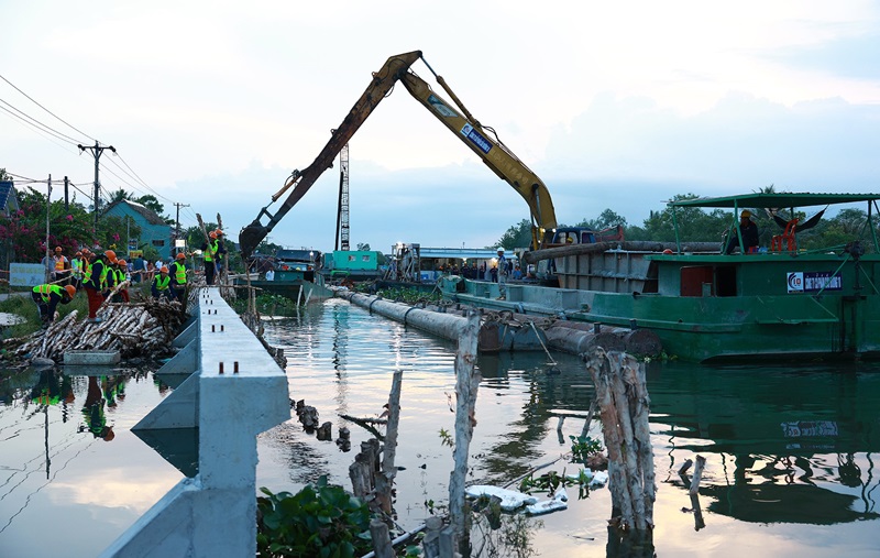 Thủ tướng khảo sát dự án cao tốc Châu Đốc-Cần Thơ-Sóc Trăng và công tác ứng phó sạt lở tại Cần Thơ