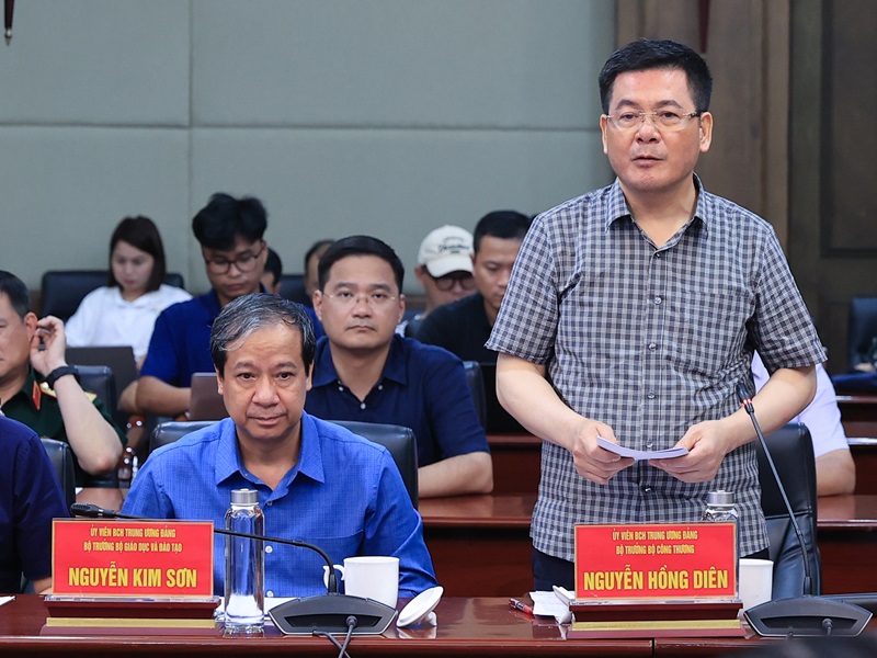 Thủ tướng kiểm tra, động viên công tác khắc phục hậu quả bão tại Hải Phòng