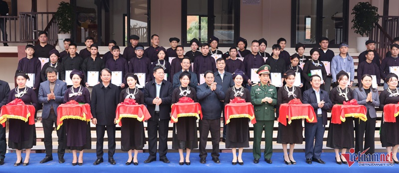 Thủ tướng Phạm Minh Chính cắt băng khánh thành khu tái định cư Làng Nủ