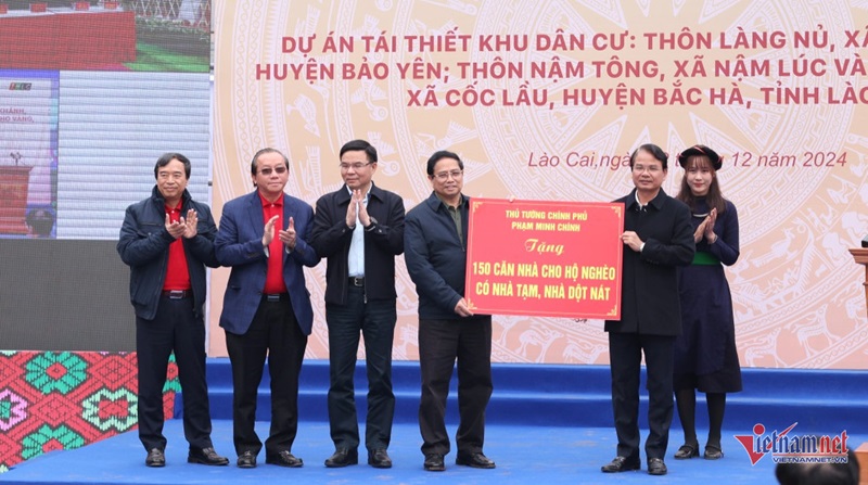 Thủ tướng Phạm Minh Chính cắt băng khánh thành khu tái định cư Làng Nủ