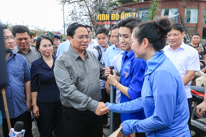 Thủ tướng đi thị sát, động viên người dân và chỉ đạo khắc phục hậu quả bão số 3 tại Quảng Ninh