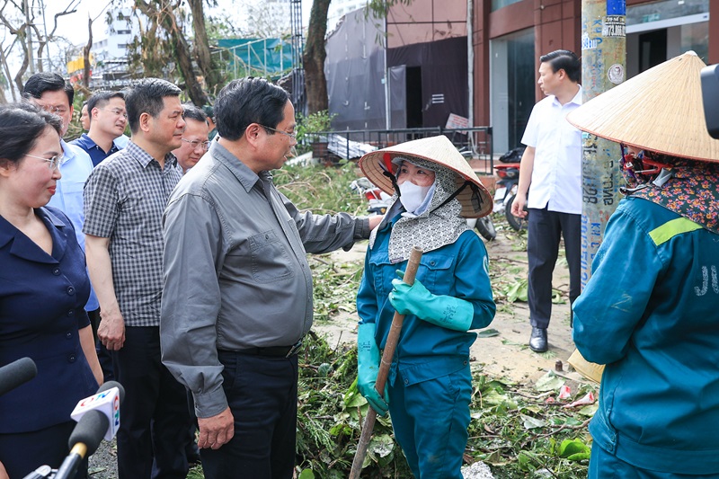 Thủ tướng đi thị sát, động viên người dân và chỉ đạo khắc phục hậu quả bão số 3 tại Quảng Ninh