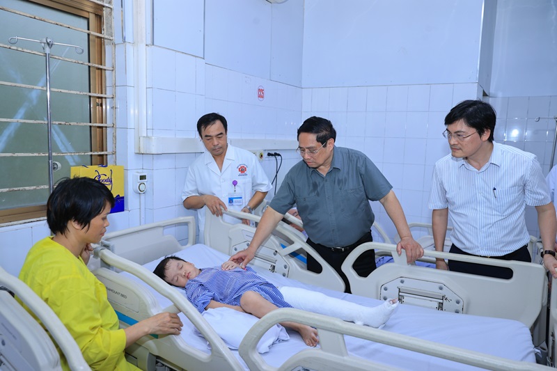 Thủ tướng đi thị sát, động viên người dân và chỉ đạo khắc phục hậu quả bão số 3 tại Quảng Ninh