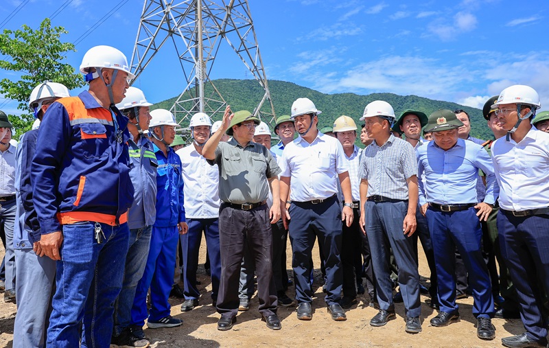 Thủ tướng kiểm tra hiện trường, đôn đốc 2 công trình điện trọng điểm