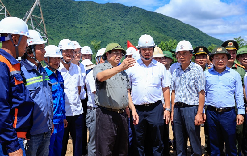 Thủ tướng kiểm tra hiện trường, đôn đốc 2 công trình điện trọng điểm