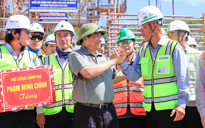 Thủ tướng kiểm tra hiện trường, đôn đốc 2 công trình điện trọng điểm