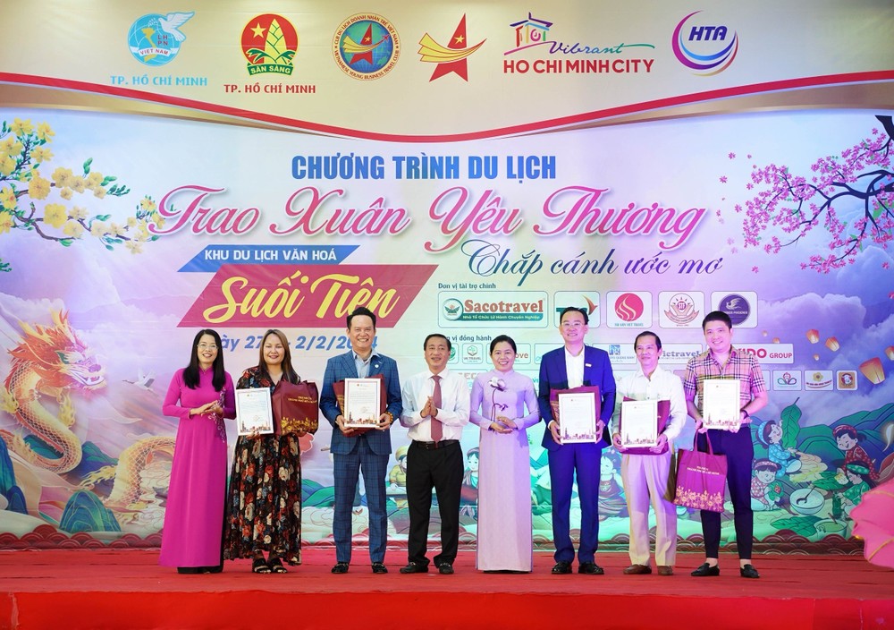 Trao xuân yêu thương cho 3.000 em nhỏ khó khăn