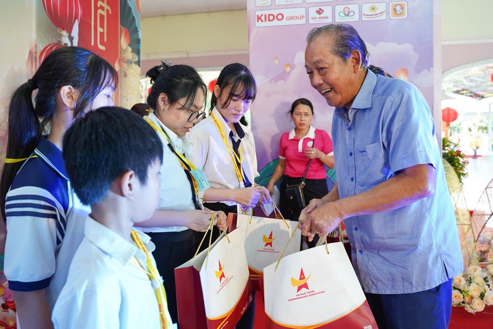 Trao xuân yêu thương cho 3.000 em nhỏ khó khăn