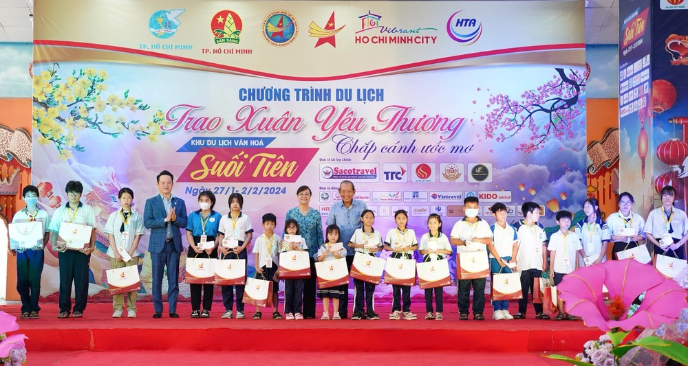 Trao xuân yêu thương cho 3.000 em nhỏ khó khăn
