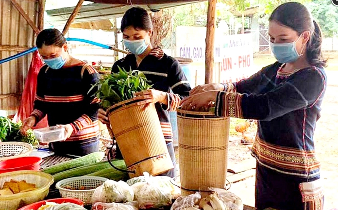 Bảo vệ môi trường, phụ nữ Tây Nguyên mang gùi đi chợ