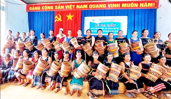Bảo vệ môi trường, phụ nữ Tây Nguyên mang gùi đi chợ