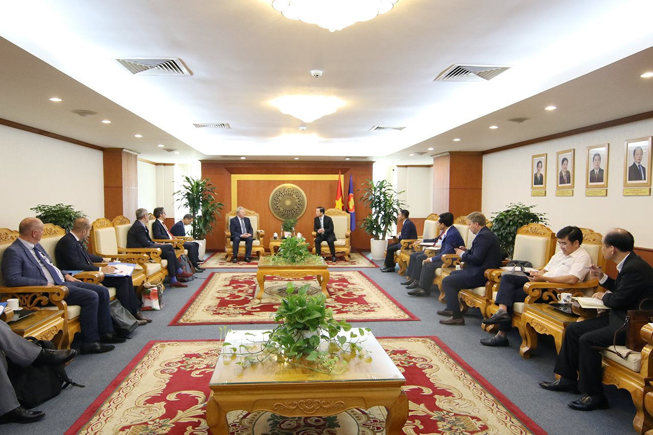 Bộ trưởng Trần Hồng Hà tiếp Cao ủy nông nghiệp Liên minh Châu Âu