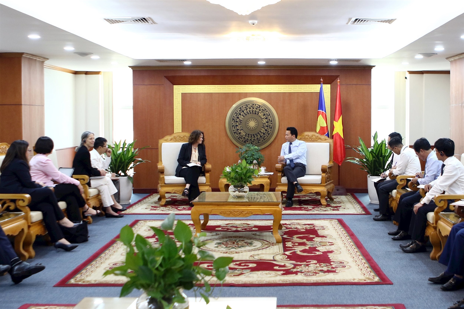 Bộ trưởng Đặng Quốc Khánh làm việc với Giám đốc Quốc gia Ngân hàng Thế giới tại Việt Nam