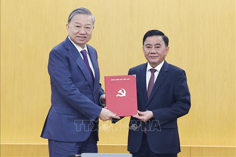 Tổng Bí thư Tô Lâm trao Quyết định phân công đồng chí Trần Cẩm Tú giữ chức Thường trực Ban Bí thư