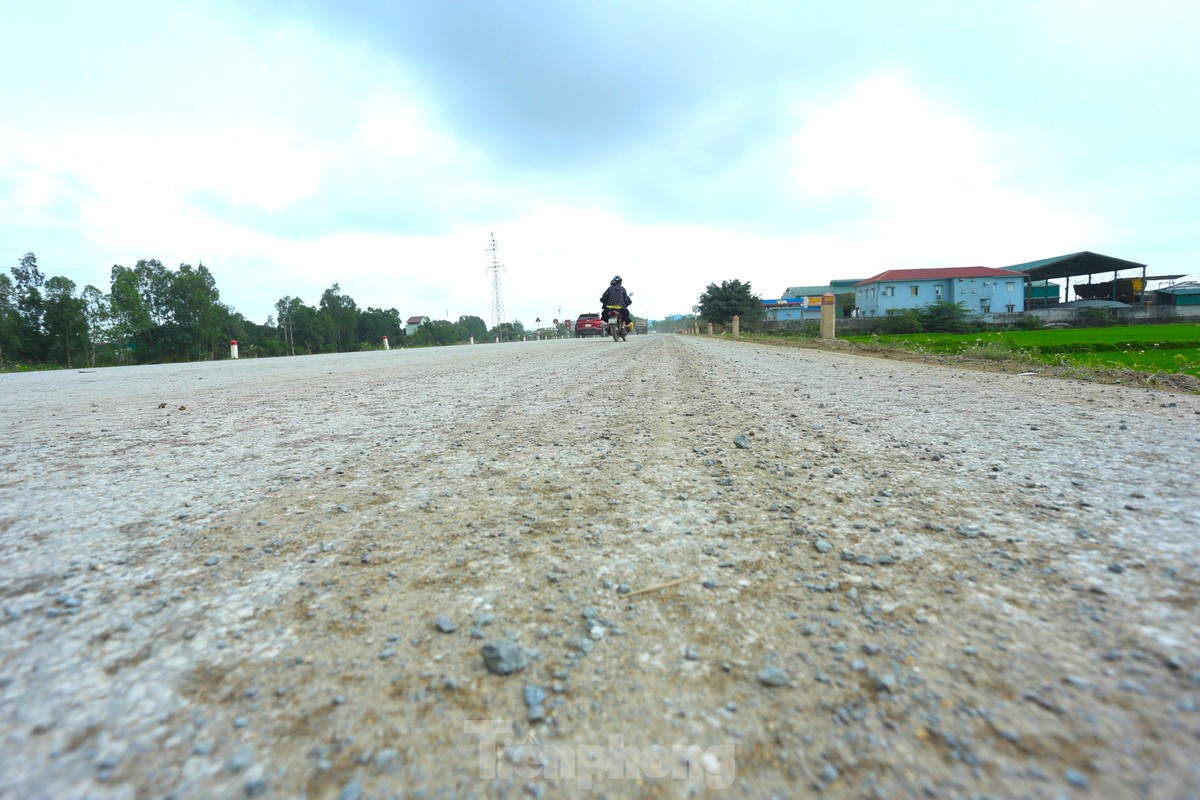 Đất đá từ xe tải rơi vãi khiến quốc lộ mưa nhầy nhụa, nắng bụi mù trời