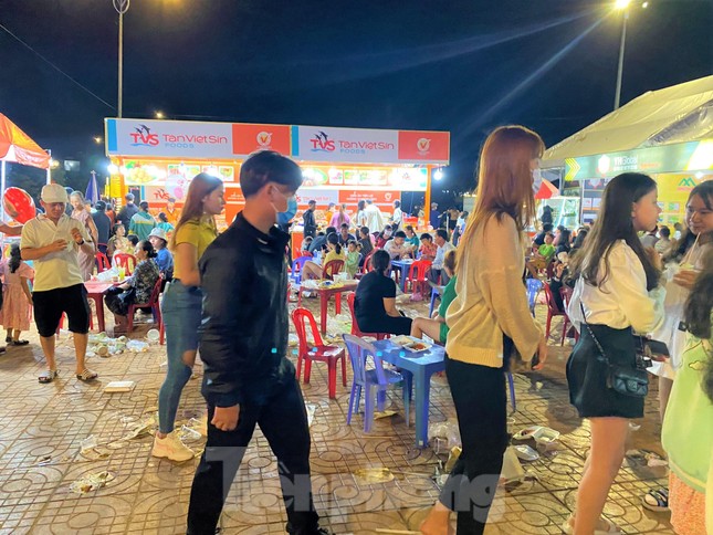 Tràn ngập rác ở khu ẩm thực lễ hội sầu riêng