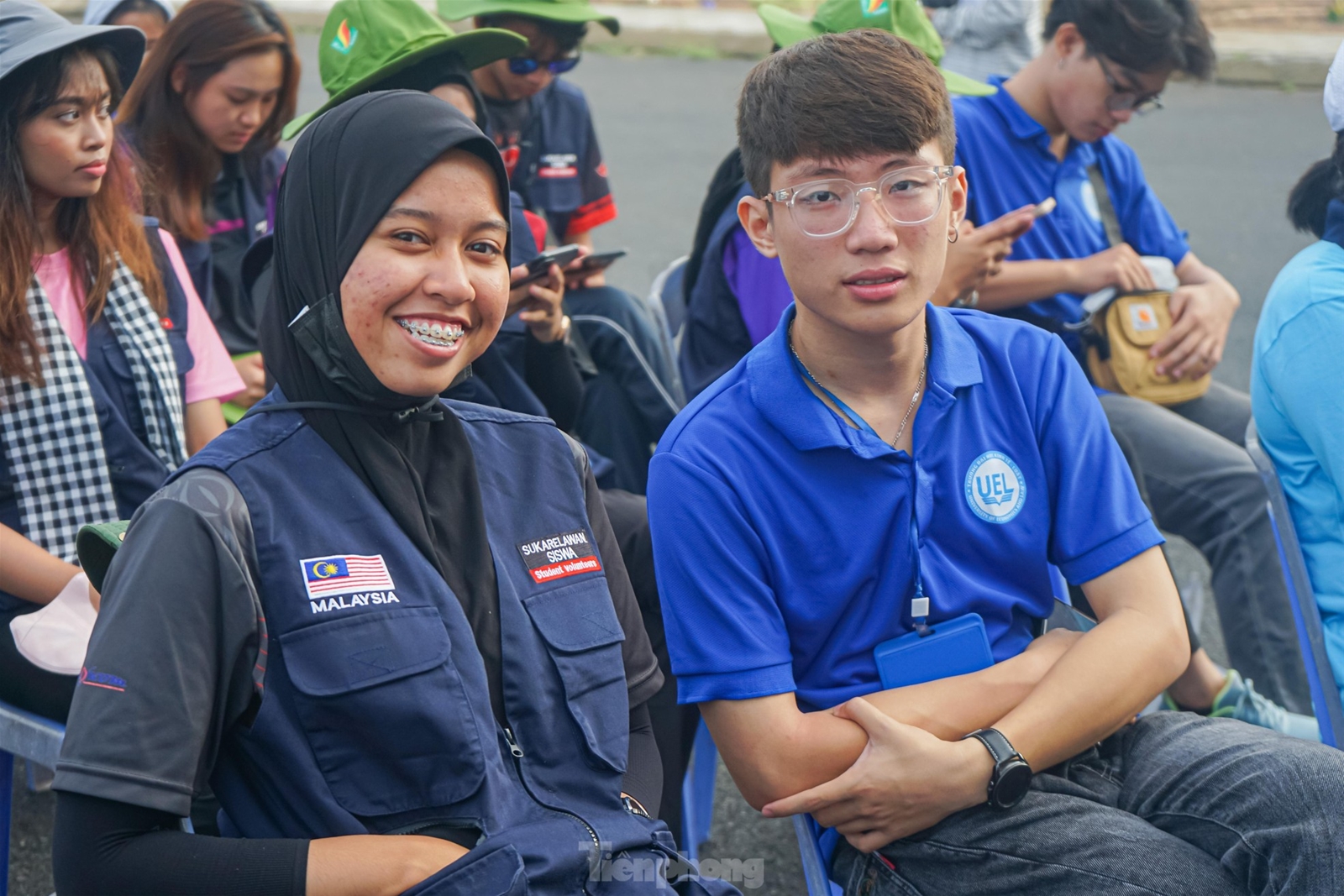 Du học sinh Malaysia cùng đoàn viên thanh niên TPHCM trồng cây, nạo vét kênh rạch