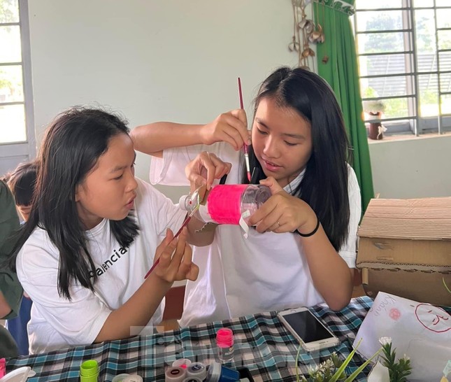Bạn trẻ Đắk Lắk tái chế rác thải nhựa, bảo vệ môi trường