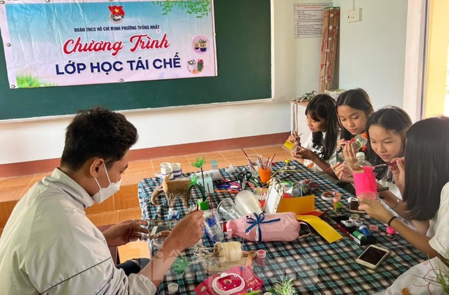 Bạn trẻ Đắk Lắk tái chế rác thải nhựa, bảo vệ môi trường