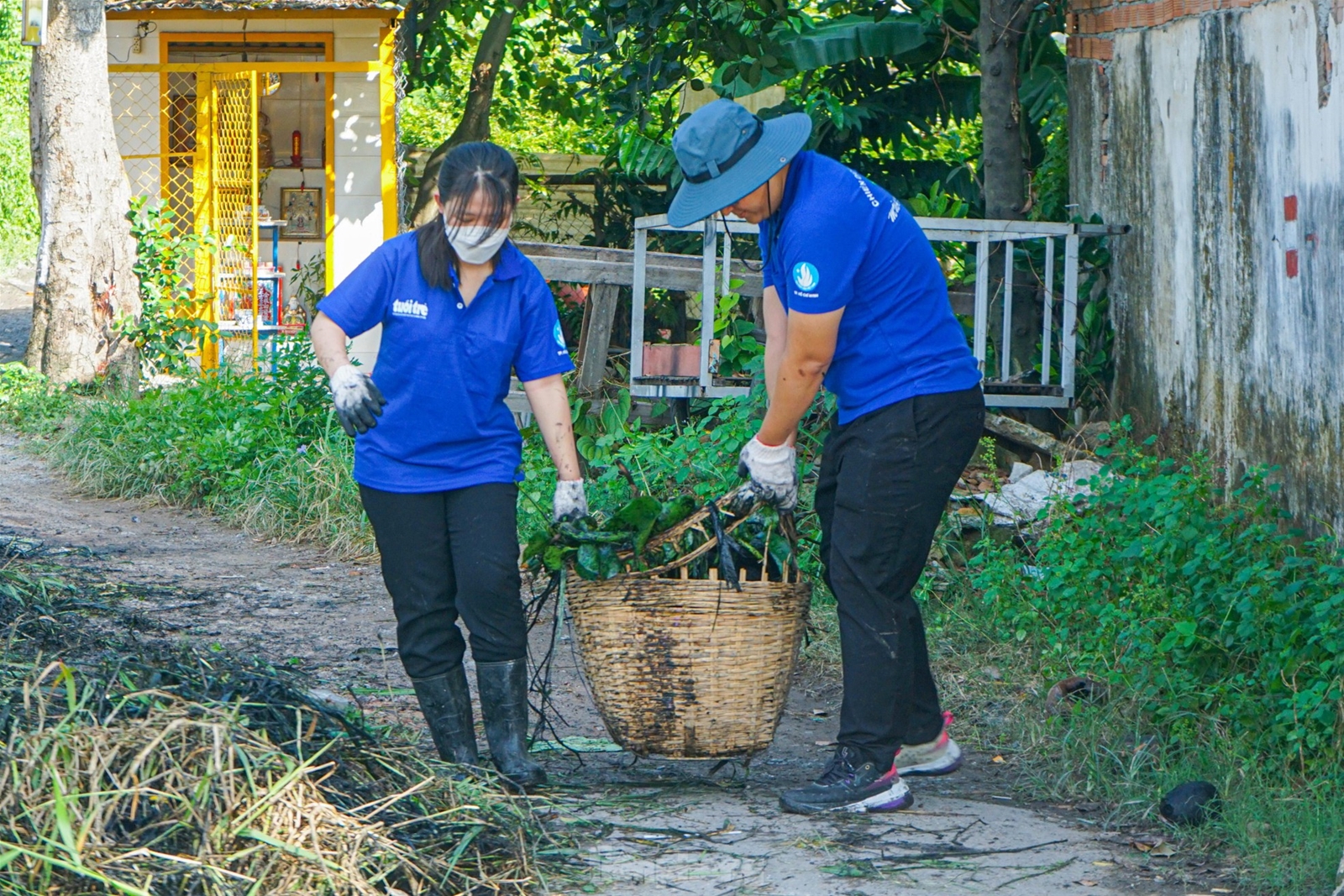 Du học sinh Malaysia cùng đoàn viên thanh niên TPHCM trồng cây, nạo vét kênh rạch