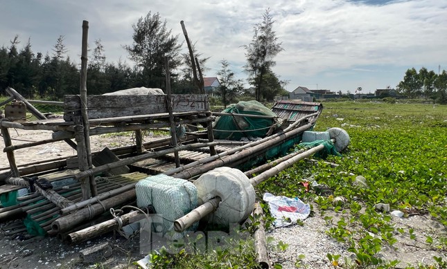 Ngổn ngang ‘nghĩa địa’ bè mảng ở bờ biển Nghệ An