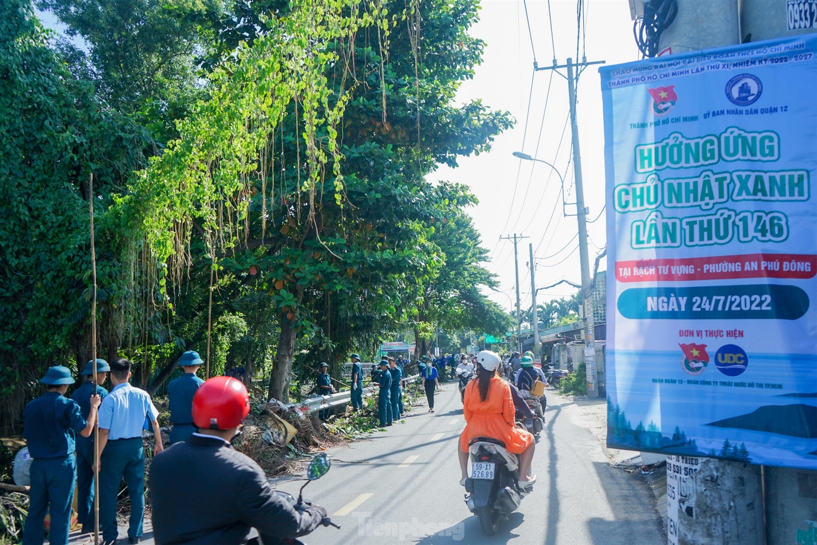 Du học sinh Malaysia cùng đoàn viên thanh niên TPHCM trồng cây, nạo vét kênh rạch