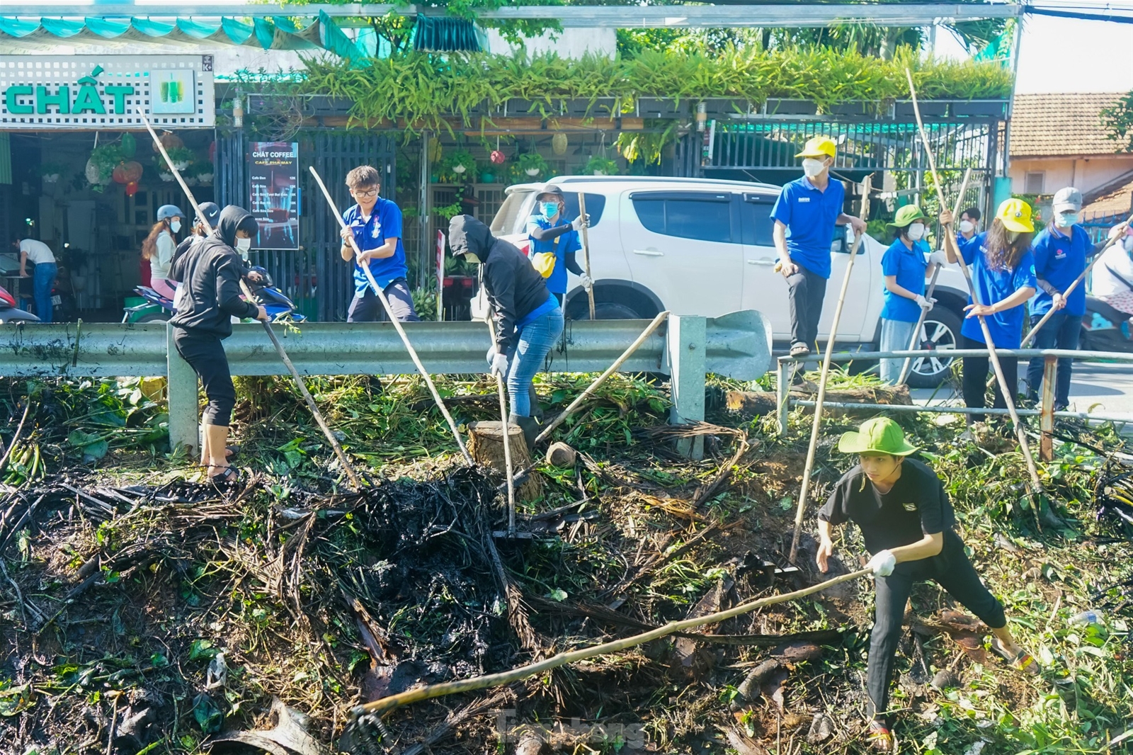 Du học sinh Malaysia cùng đoàn viên thanh niên TPHCM trồng cây, nạo vét kênh rạch